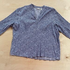 Dress Barn Woman Blouse size 18/20 (CX)